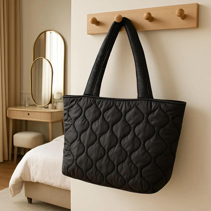 Bolso Tote Acolchado Negro de Hombro para Mujer image number null