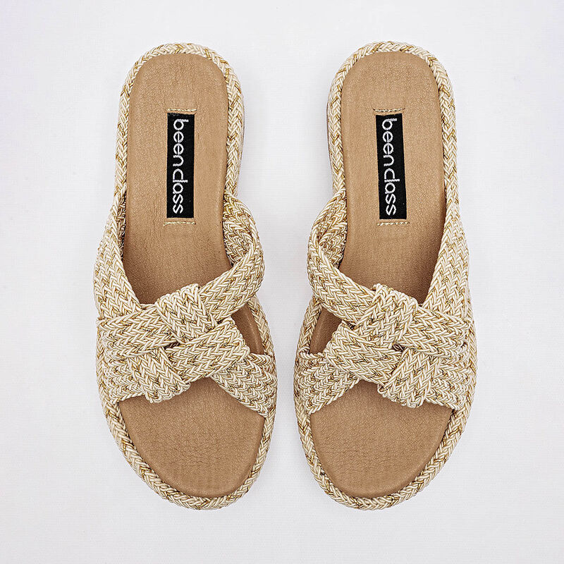 Been Class sandalia piso para mujer latte oro c... image number null