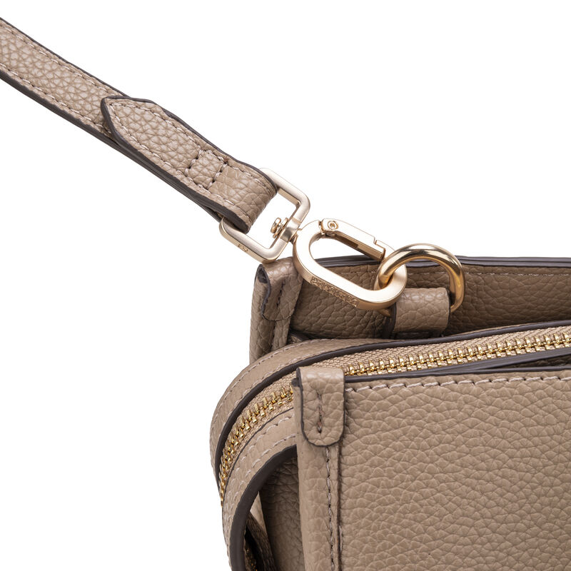 Bolsa Satchel Grande Con Herraje Color Camel image number null