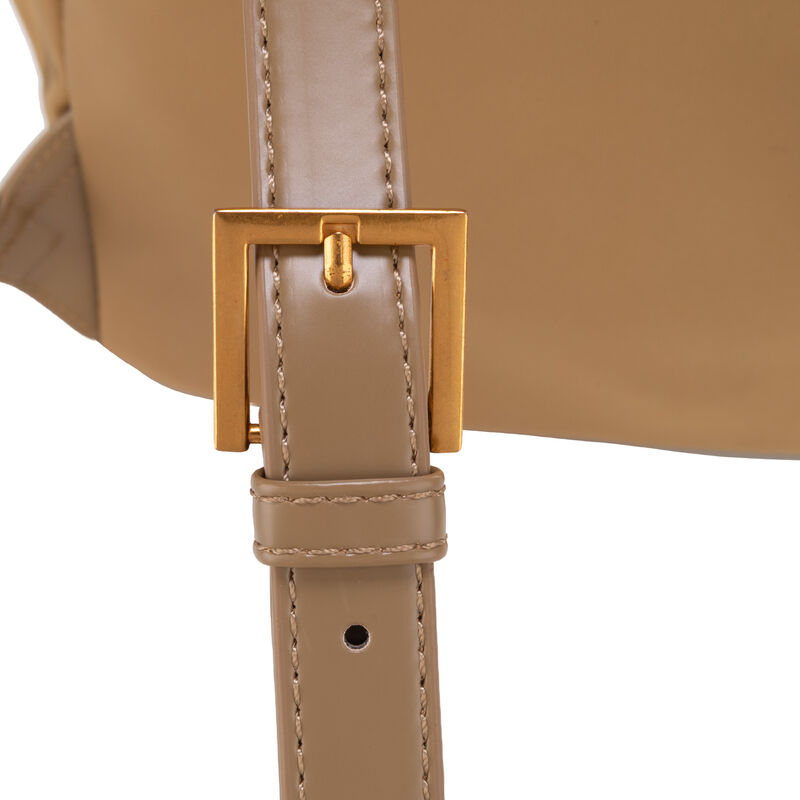 Mochila Grande Con Charm Decorativo Color Camel image number null