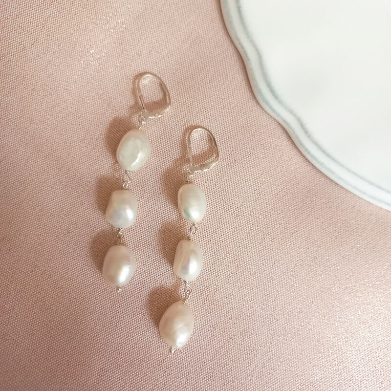 Aretes largos 3 perlas con gancho de plata image number null