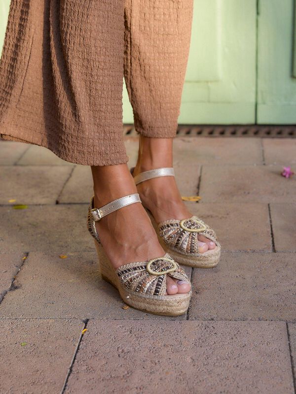 Amapola Cu&ntilde;a Media Plataforma Taloncillo Taupe image number null