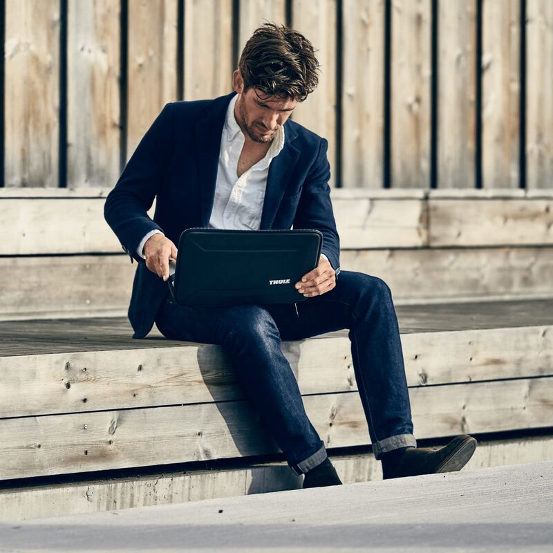 Funda Thule Gauntlet Para Macbook Pro 14 image number null