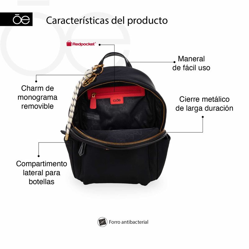 Mochila Mediana Con Charm Decorativo Color Negr... image number null