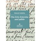 Una letra femenina azul p&aacute;lido