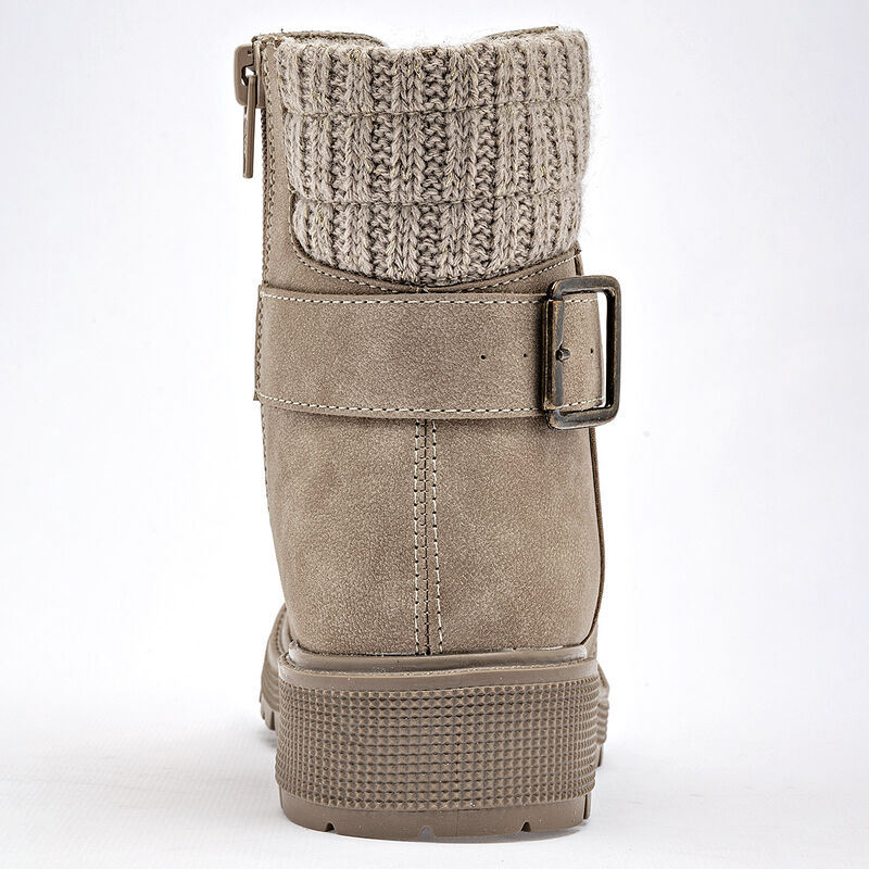 Ensue&ntilde;o Bot&iacute;n para ni&ntilde;a. Beige image number null