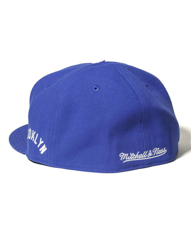 Gorra Azul Blanca Mitchell & Ness Brooklyn SH22... image number null