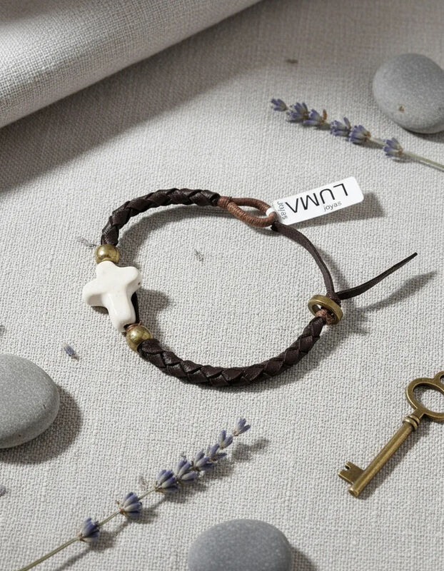 Pulsera Tejida Con Cuero Negro Y Cruz De Piedra... image number null