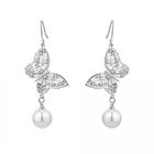 Aretes en Ba&ntilde;o de Oro Blanco de 18K de Mariposas Caladas Perla Blanca