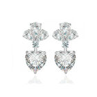 Aretes en Baño de Oro Blanco de 18K de Corazón con Cristales en Color Blanco