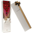 White Splendor con rosas rojas