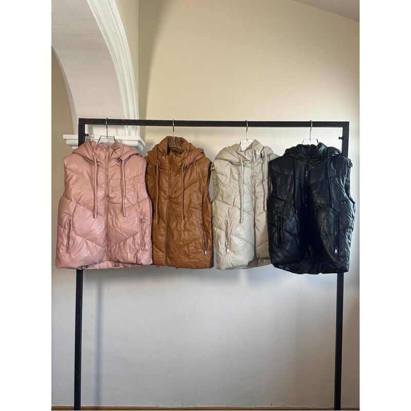 Chaleco de vinipiel con gorro removible image number null