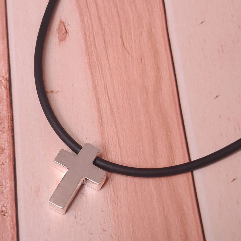 Cruz abombada de plata .925 con caucho negro image number null