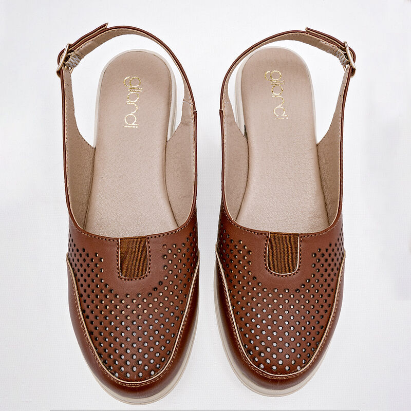 Gilardi Zapato de horma c&oacute;moda para mujer caf&eacute; image number null