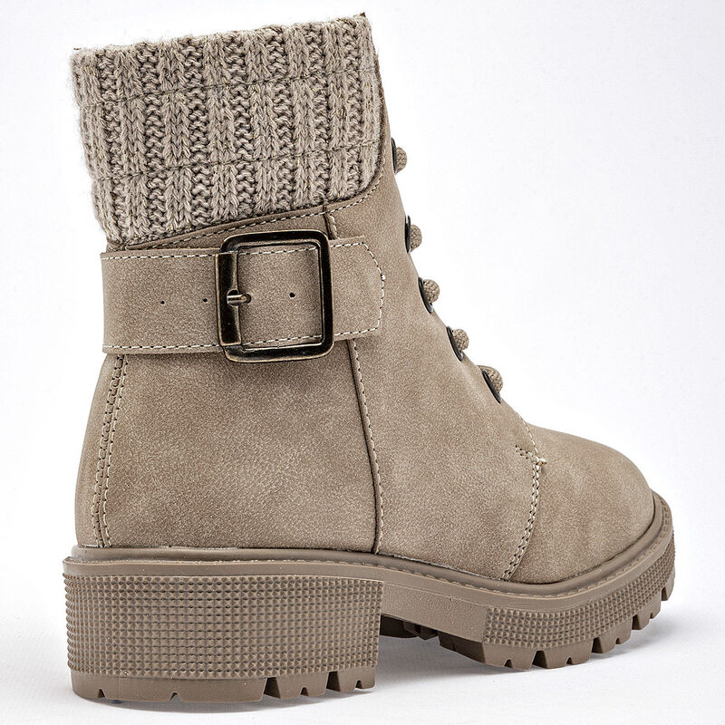 Ensue&ntilde;o Bot&iacute;n para ni&ntilde;a. Beige image number null