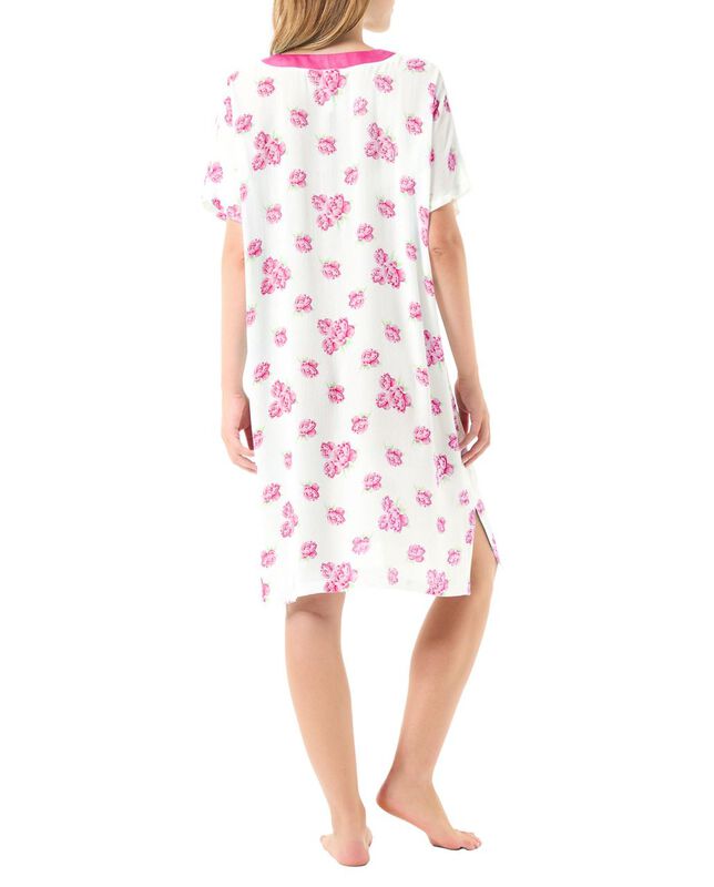 Camis&oacute;n Corto con Flores Fucsia image number null