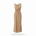 Vestido un hombro con broche