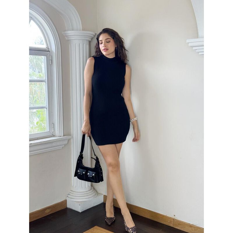 Vestido tejido cuello alto sin mangas image number null