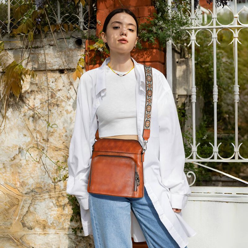 Bolso Iswee De Cuero Bandolera Con 2 Correas image number null
