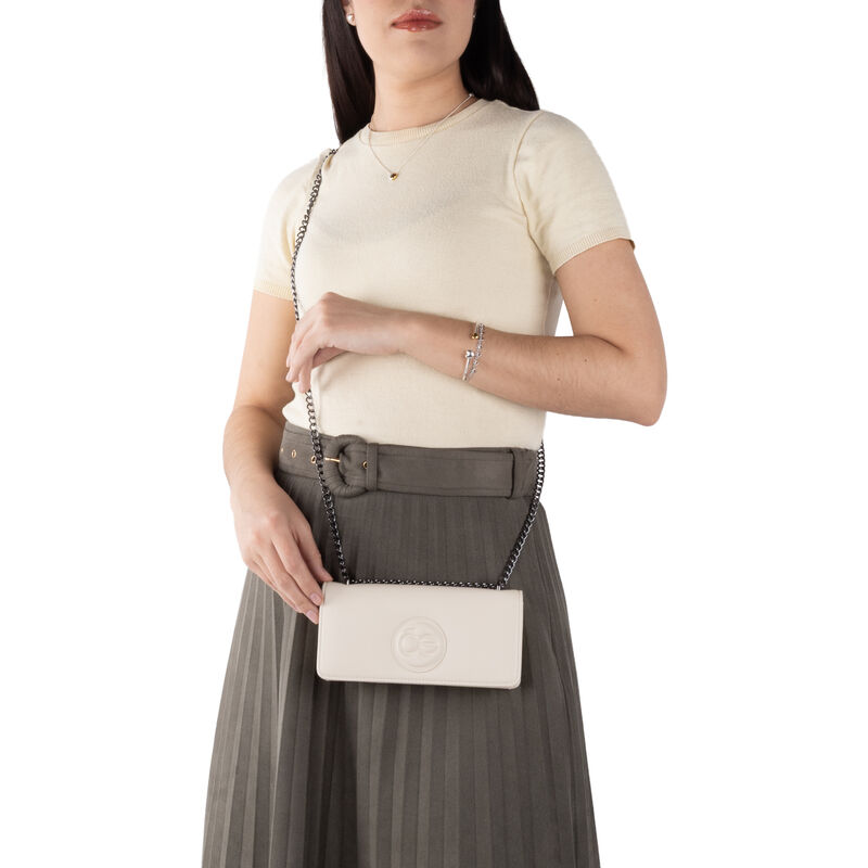 Cartera Flap Grande Con Monograma Troquelado Co... image number null