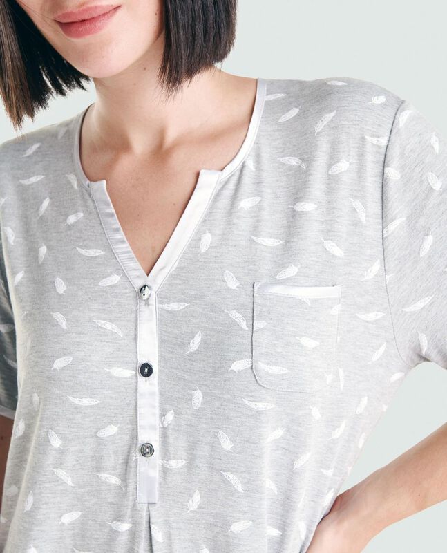 Camis&oacute;n de Manga Corta con Estampado de Plumas ... image number null