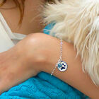 Pulsera cadena con charm Huellas de plata y &aacute;gata azul